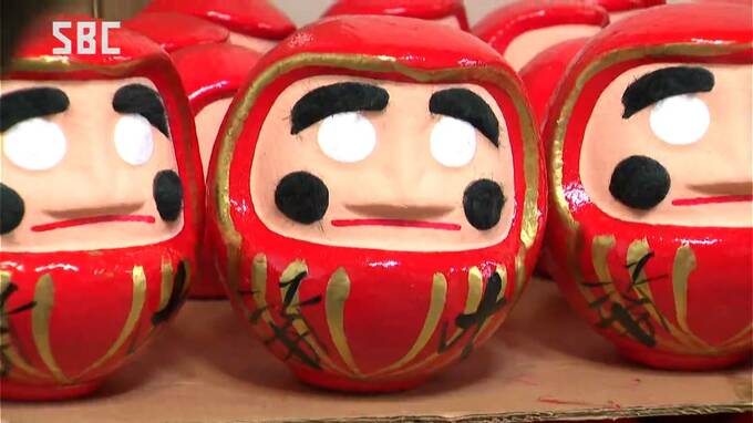 フサフサの眉毛と丸いひげ「松本だるま」 安曇野市の神社で製作ピーク　|　SBC NEWS | 長野のニュース | SBC信越放送