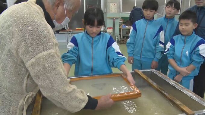 ユネスコ無形文化遺産登録の「石州半紙」　島根県浜田市の小学生が卒業証書作り|TBS NEWS DIG
