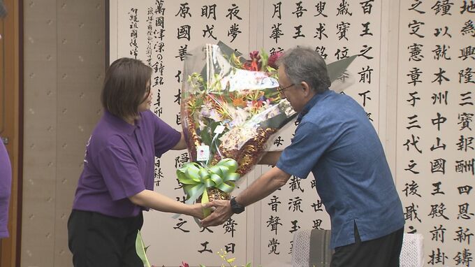 玉城知事64歳の誕生日迎える　花キューピットが花束を贈呈|TBS NEWS DIG