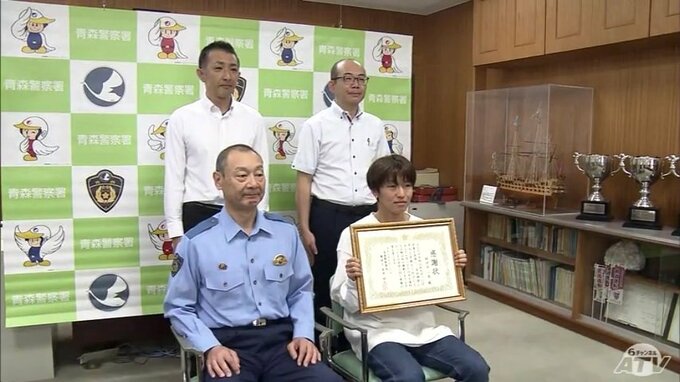 下着姿で道路歩く5歳男の子を保護　子どもの不安な気持ちを和らげたのは「おばけなんてないさ♪」警察が来るまで30分間抱っこして男の子を守った23歳の男性に感謝状|TBS NEWS DIG