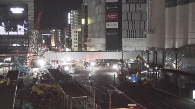 新広島駅ビル　白い巨大な橋げたが一気に駅前交差点をまたぐ　“2階へ直結” 路面電車の進入路 「駅前大橋線」新ルート架設工事　|　RCC NEWS | 広島ニュース | RCC中国放送