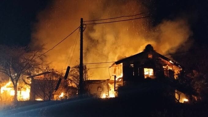 大晦日の未明、民宿が燃える火事　客ら5人が病院へ搬送　山梨・大月市|TBS NEWS DIG