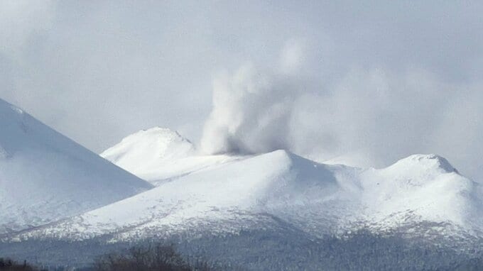 【速報】北海道・雌阿寒岳で噴火　ポンマチネシリ火口から上空100ｍに噴煙確認　大きな噴石に警戒を…去年10月25日以来　札幌管区気象台|TBS NEWS DIG