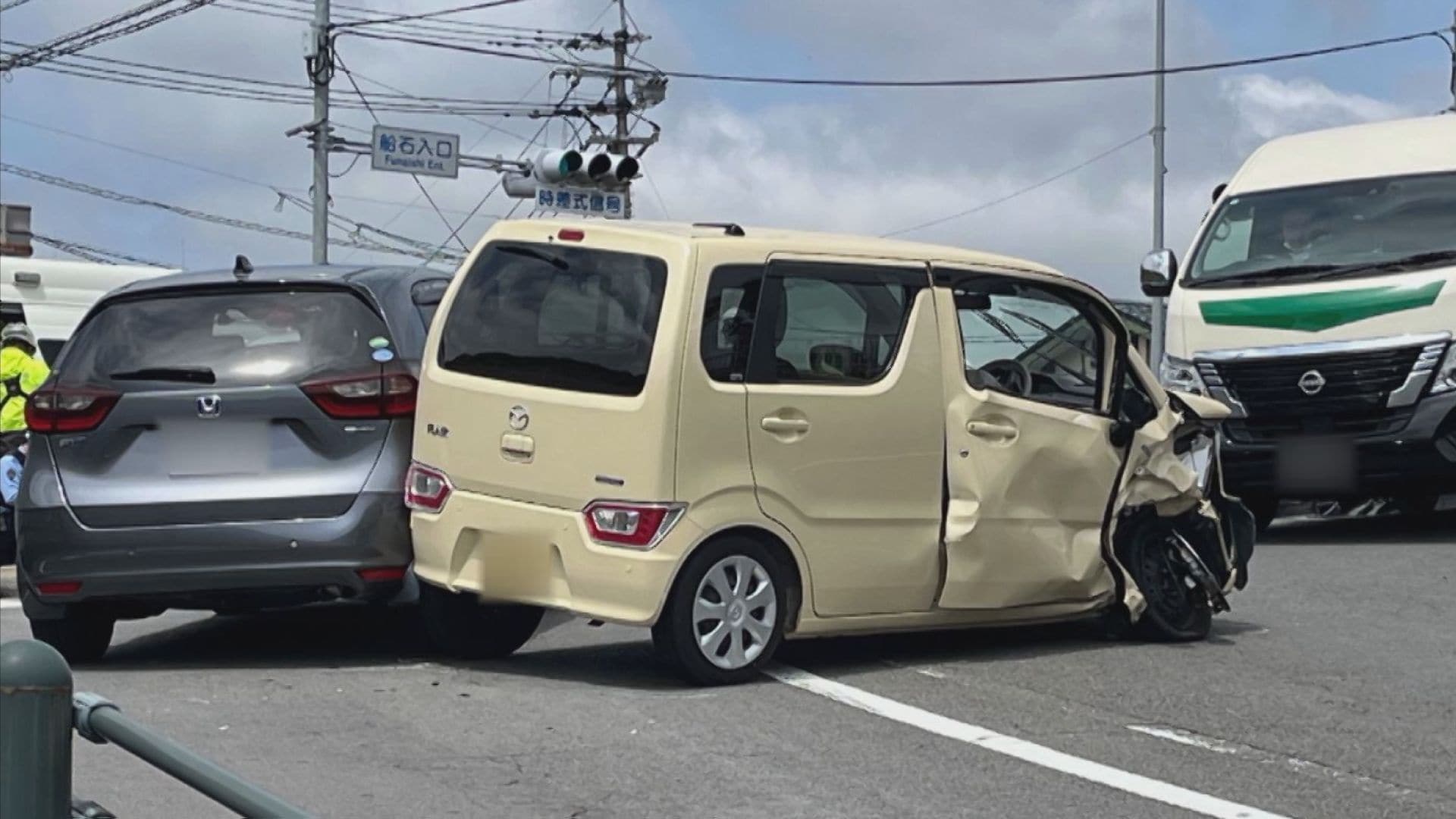 長崎市の交差点で車3台が絡む事故 2人が病院搬送 現場周辺では渋滞が
