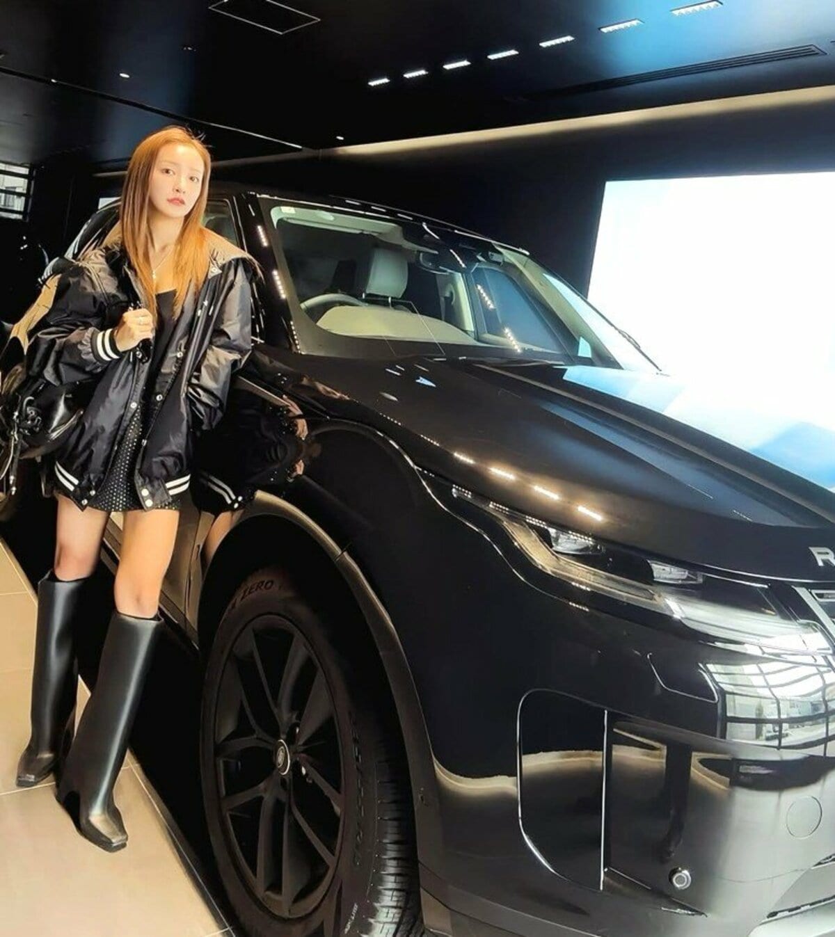 板野友美 】 新車「レンジローバー・イヴォーク」購入 徹底した〝土禁 
