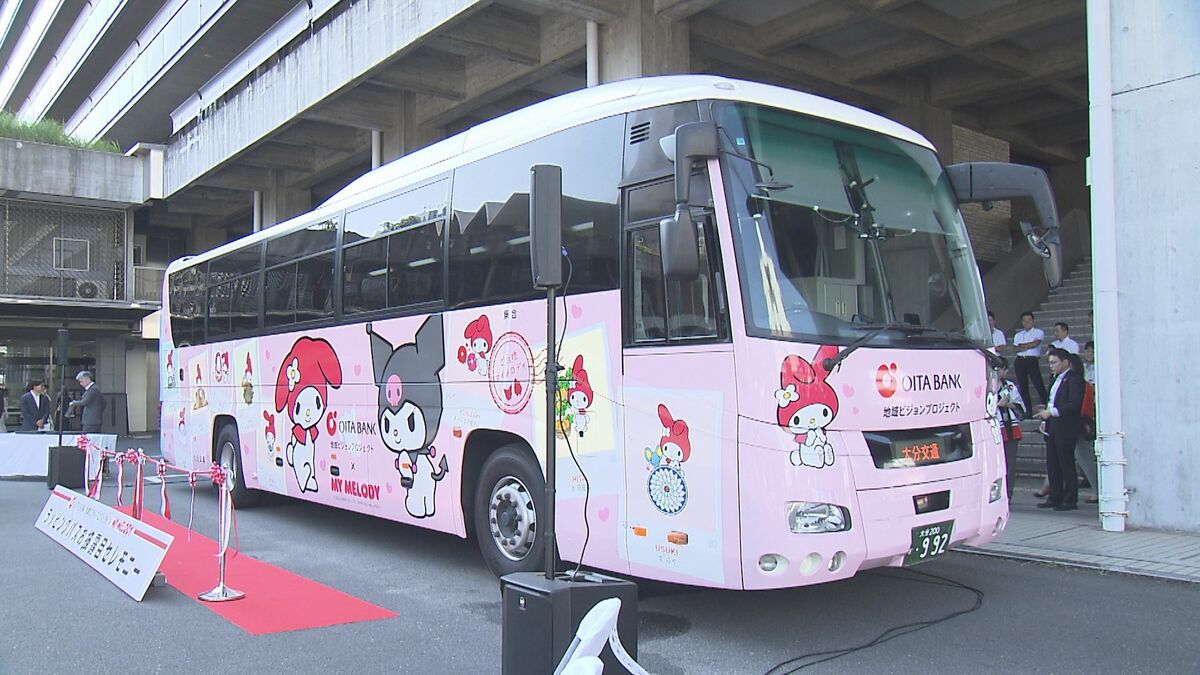 マイメロディのラッピングバスお披露目 大分ー福岡間の高速バス、2日