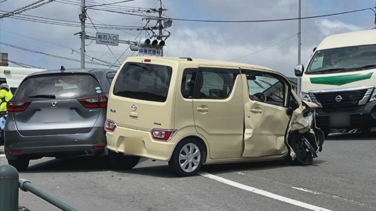 長崎市の交差点で車3台が絡む事故 2人が病院搬送 現場周辺では渋滞が