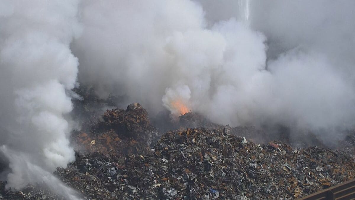 鎮火まで少なくとも数日必要か 大同特殊鋼の火事 火は廃材の山の内部から… 愛知･東海市の知多工場