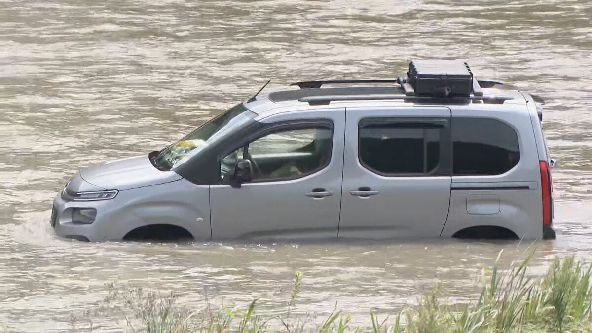 岐阜で大雨　土砂災害に注意　美濃市の長良川の河川敷で乗用車２台水没　