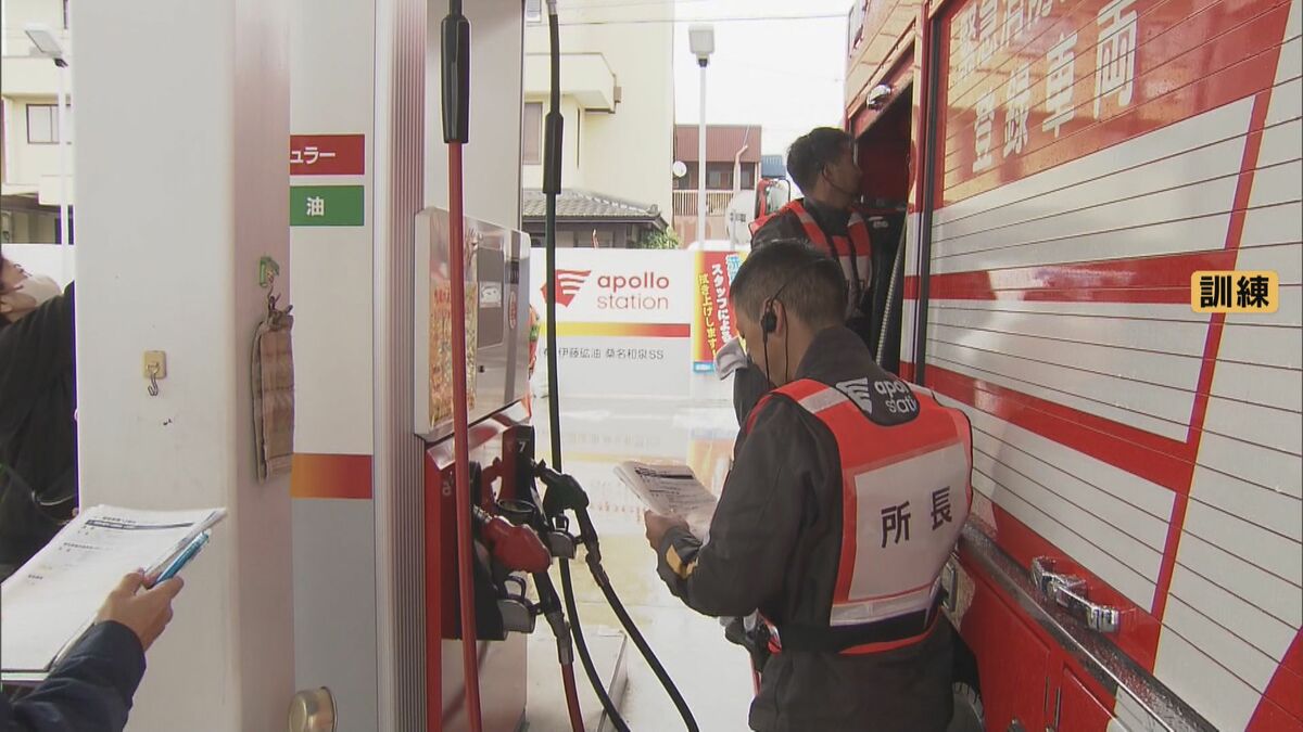 大規模災害を想定し非常用発電機で緊急車両に給油訓練　三重県桑名市でガソリンスタンド従業員が参加