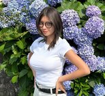 【 山田あい 】 「紫陽花みると季節感じる」　オフショットに　ファン反響　「アジサイと一緒に綺麗で素敵です」「上下白かっこいい」|TBS NEWS DIG