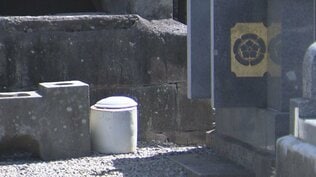 「骨つぼがひっくり返って」大雨で墓70基が水没　靴を履いたままで“お盆の法要”　|　熊本のニュース｜RKK NEWS｜RKK熊本放送