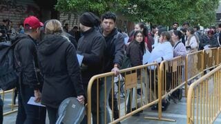 スペインで在留資格のない移民への在留許可申請開始　窓口に長蛇の列| TBS CROSS DIG with Bloomberg