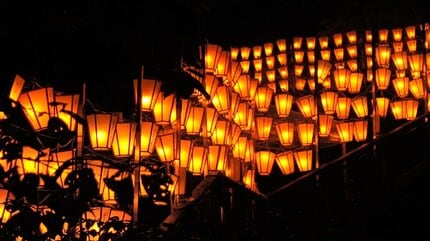アニメ「花咲くいろは」の聖地 復旧復興を願いぼんぼり点灯 金沢市 | 石川