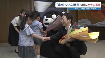 園児のバラに笑顔 その3時間前には…熊本県知事 TSMC第2工場「年内着工