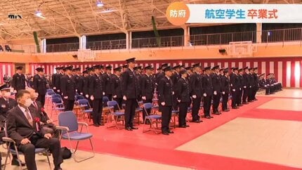 50年以上受け継がれている演技で卒業生を送り出す 航空自衛隊防府北