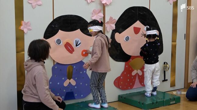おひな様がコミカルな表情に? 幼稚園で「ひな祭り福笑い」キンメダイも堪能 =静岡・東伊豆町|TBS NEWS DIG