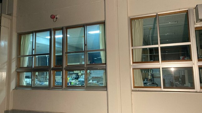中学校の職員室や体育館の窓ガラス11枚割られる 校舎内からは石ころ…1週間前にも同様の被害 警察は器物損壊事件として捜査 北海道北見市|TBS NEWS DIG