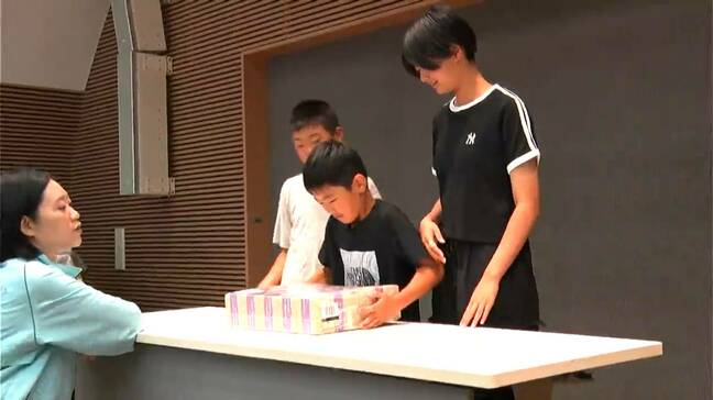 現金1億円抱え10キロの重みの興奮　かしん「こども信用金庫」教室|TBS NEWS DIG