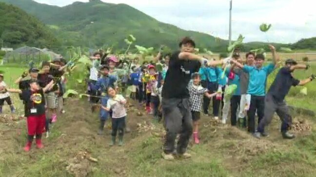 「オドル野菜プロジェクト」 USAさんとサトイモ収穫 ダンスで喜びや感謝を表現 愛媛・大洲市|TBS NEWS DIG