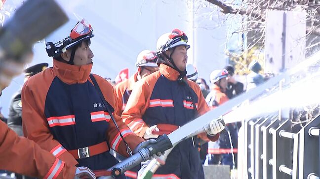掛川城に向け一斉放水も 新春恒例消防出初式＝静岡・掛川市|TBS NEWS DIG