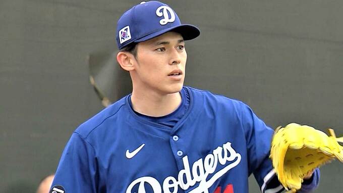 佐々木朗希「自分のスタイルを確立する」ベテラン捕手絶賛のフォーク披露、“11”を譲ってくれたロハスには日本酒のセットをプレゼント|TBS NEWS DIG