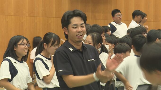 豪快なスイングも披露　プロゴルファー生源寺龍憲さんが母校で講演|TBS NEWS DIG
