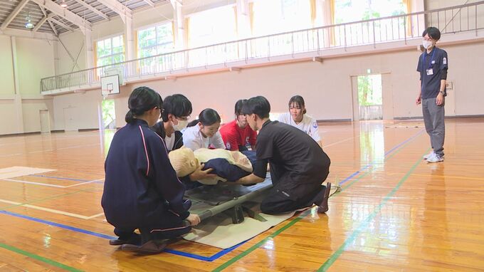 声をかけて意識があるかどうか判別し担架の使い方を確認　青少年赤十字のリーダーを養成　日本赤十字社山口県支部|TBS NEWS DIG