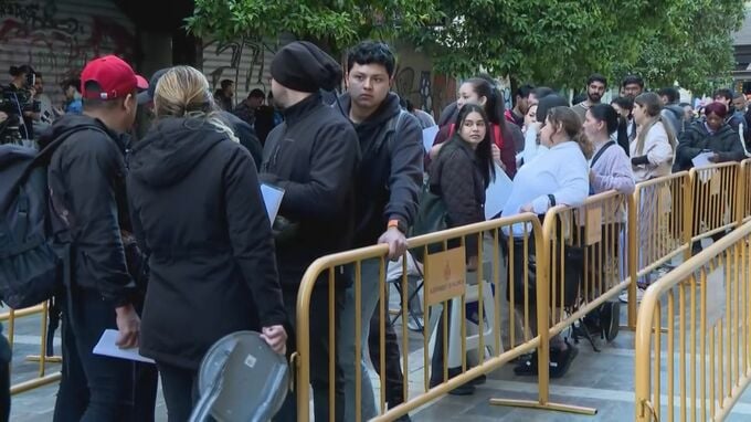 スペインで在留資格のない移民への在留許可申請開始　窓口に長蛇の列