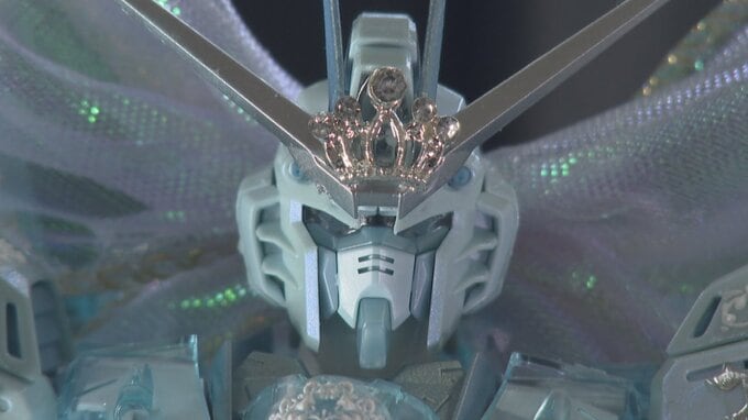 水をイメージしたガンダム　水萌みずさん制作のガンプラ　ミネラルウォーター生産量日本一の市に贈る　山梨・北杜市　|　山梨のニュース | ＵＴＹテレビ山梨