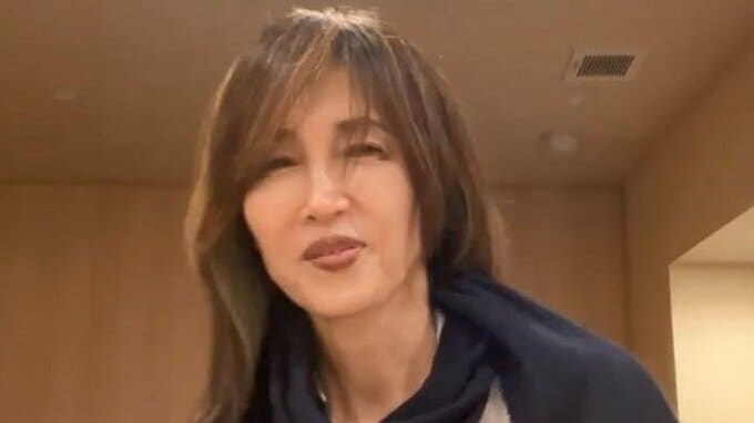 【工藤静香】「軽くて暖かいストール！　本当に役立つのです」愛用ストールの多彩な活用法を披露|TBS NEWS DIG
