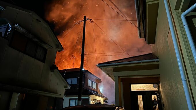 住宅から上がる炎と煙…鹿児島市坂之上で火事　消火活動続く|TBS NEWS DIG