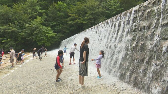 高さ2.5メートルの滝　自然満喫の水遊びスポットにぎわう　長野　|　SBC NEWS | 長野のニュース | SBC信越放送