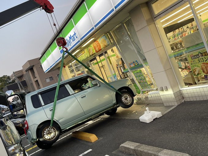 アクセルとブレーキ踏み間違えたか コンビニに軽乗用車突っ込む 高齢