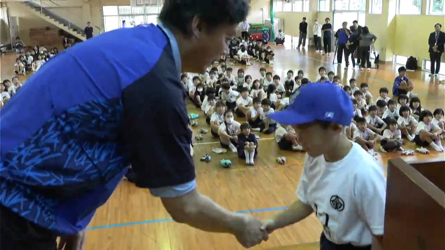 横浜DeNAベイスターズ誕生15周年 元投手の川村丈夫さんが奄美の子ども 横浜DeNAベイスターズ誕生15周年 元投手の川村丈夫さんが奄美の子ども