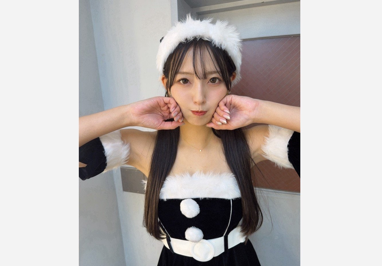 池永百合 】 「Merry Christmas」 黒と赤のサンタ姿に ファン反響