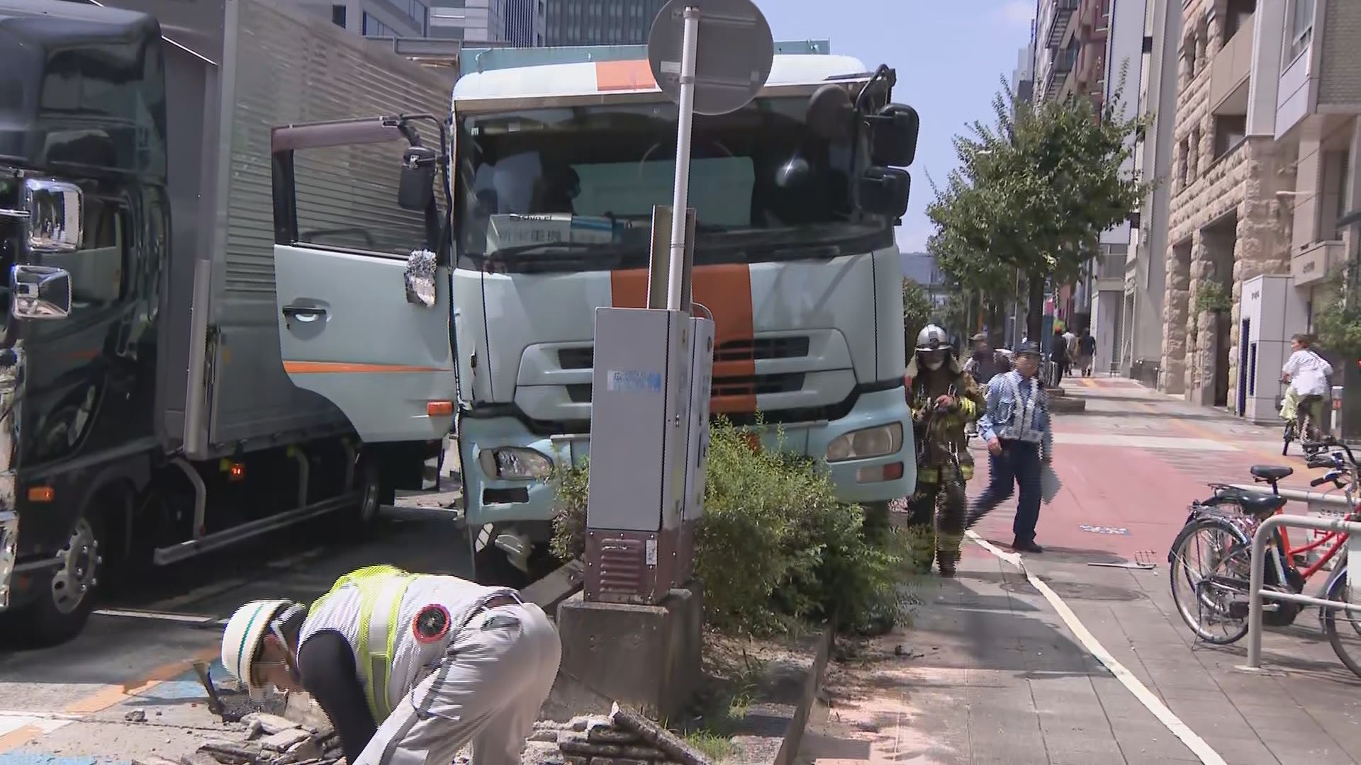 速報】名古屋・東区でダンプカーが歩道に乗り上げる 3台絡む事故か