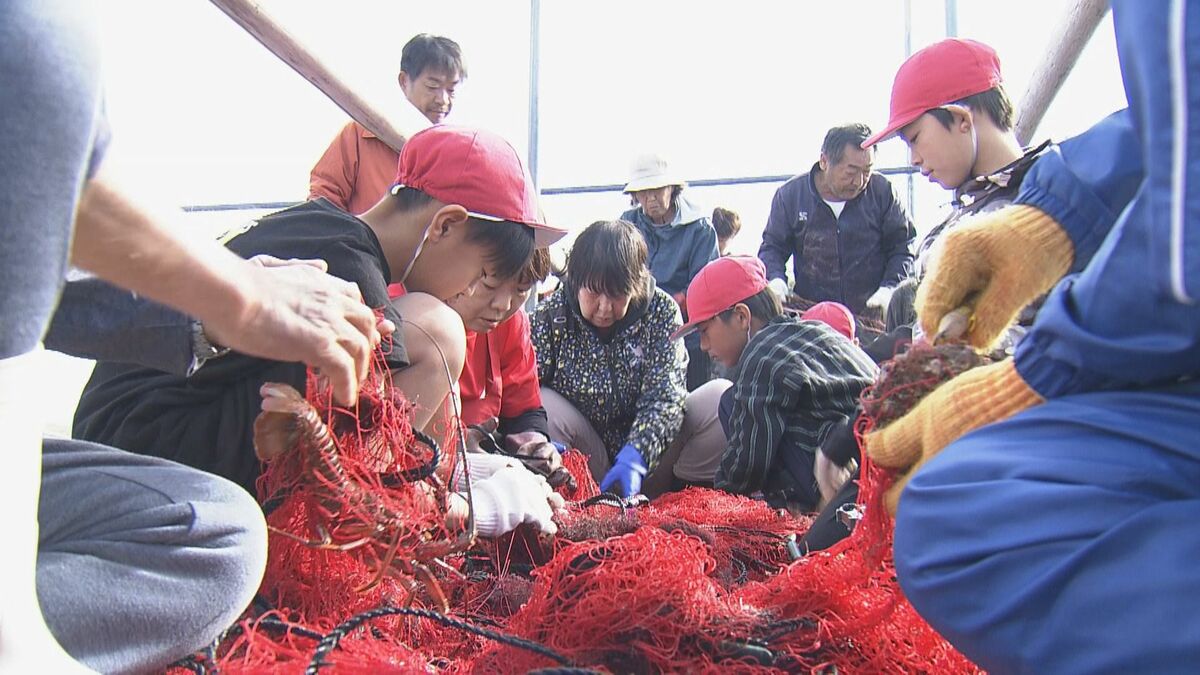 伊勢エビの｢刺し網漁｣を小学生が体験 40キロの伊勢エビを水揚げし…児童