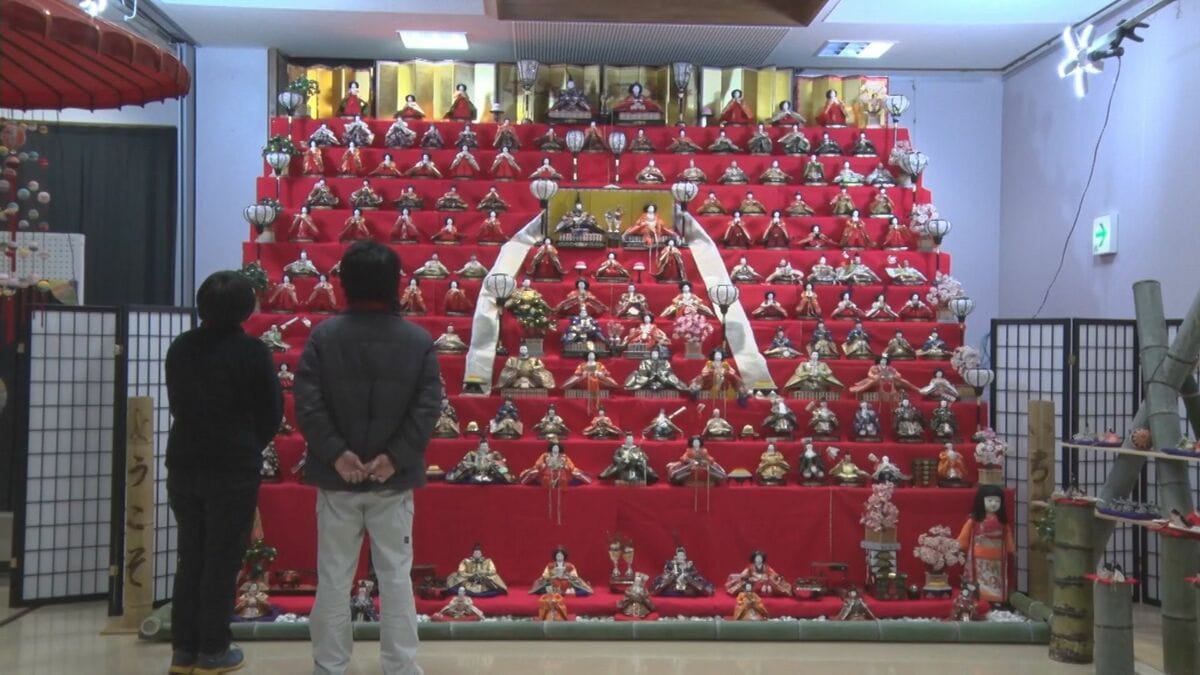 十一段の特大ひな壇に150体のひな人形 島根県邑南町で春の訪れを告げる