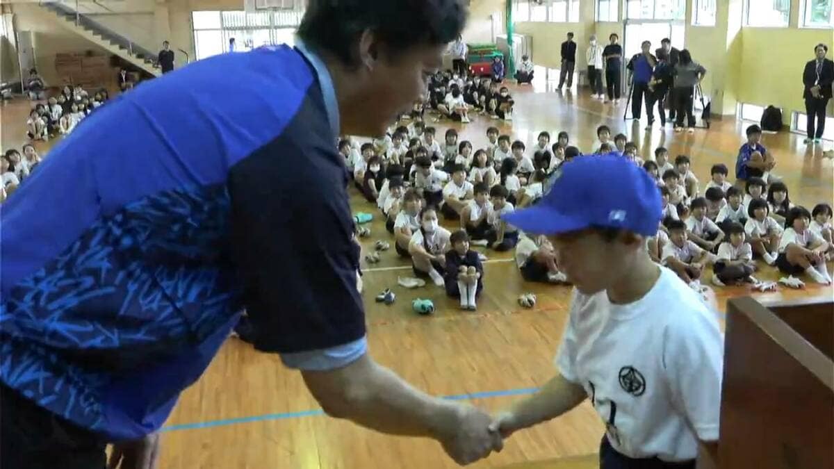 横浜DeNAベイスターズ誕生15周年 元投手の川村丈夫さんが奄美の子ども