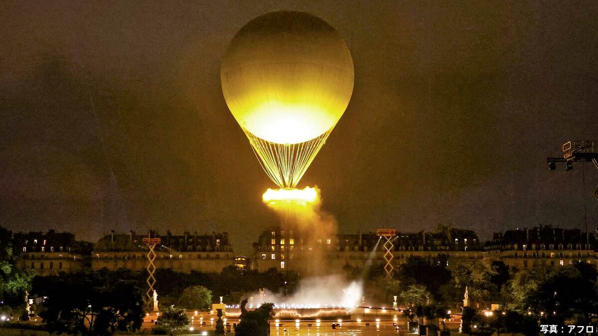 聖火は気球でパリの夜空へ 雨天も幻想的演出の開会式 セリーヌ