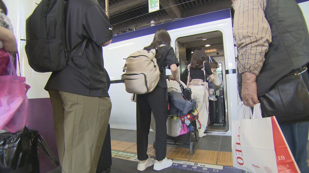 JR甲府駅では土産袋やスーツケースを手にした人で混雑　大型連休のUターンラッシュがピークに　山梨