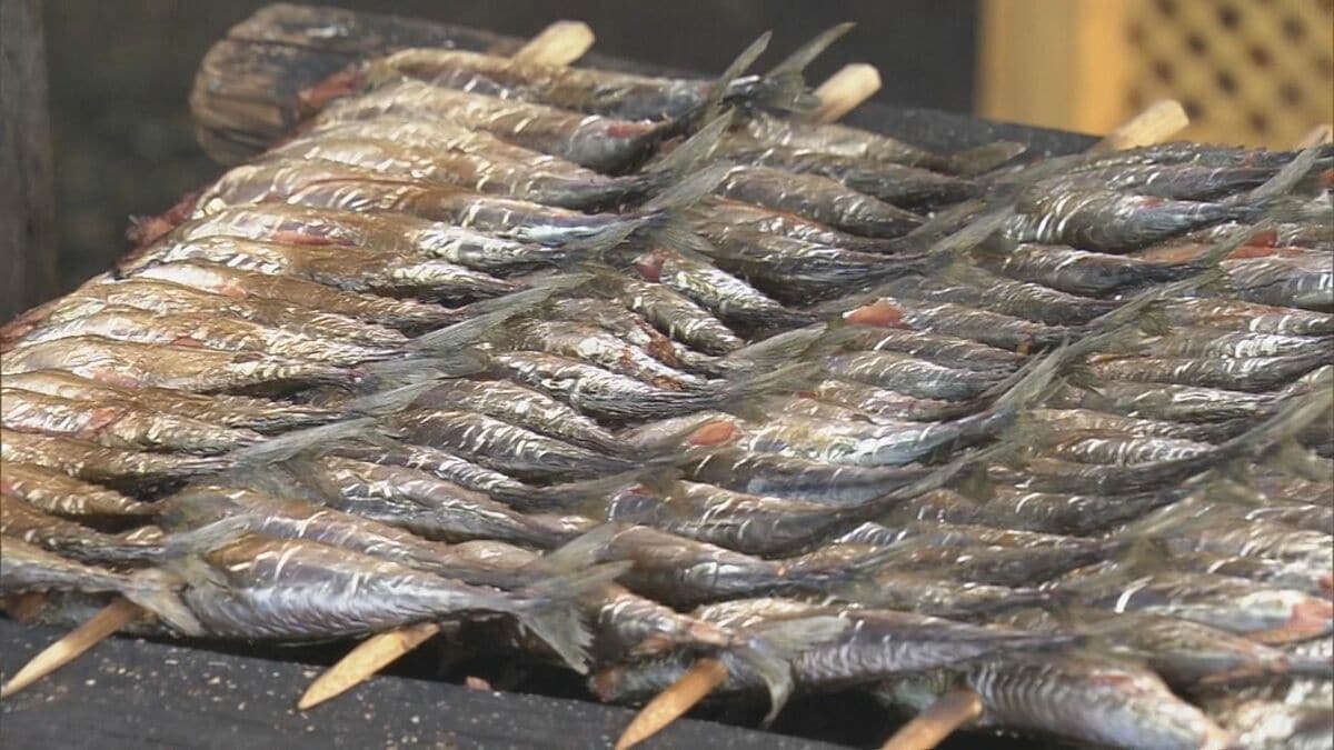 串刺し小サバ20匹をいぶして旨味凝縮　尾鷲の伝統食｢あぶり｣作りが最盛期　三重 