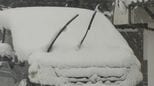 大雪で車にも積もった…ワイパーは「立てた方が良い？」　JAFに聞くと…「立てない方が良い場合もある」　凍ってしまったフロントガラスを熱湯を使って解かすのはアリ？ナシ？　|　BSSニュース | BSS山陰放送