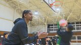 世界最高峰のスポーツエリート養成機関のコーチ 子どもたちにバスケの基礎を指導 山梨 | 山梨のニュース | UTYテレビ山梨