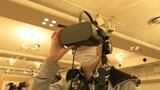 車から降りる動作がビルの屋上から飛び降りるほどの恐怖に感じる視空間失認や幻視を疑似体験「大丈夫と言われても大丈夫じゃない」　VRで認知症を体験　|　青森のニュース│ATV NEWS│青森テレビ