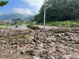 「自分たちではどうにもならない…」大雨で土石流・住宅地にも土砂流入し住民が復旧作業　長野・上田市|TBS NEWS DIG