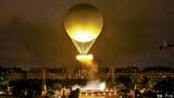 聖火は気球でパリの夜空へ 雨天も幻想的演出の開会式 セリーヌ・ディオン“愛の讃歌”でフィナーレ、旗手の半井「本当に楽しかった」|TBS NEWS DIG