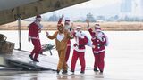 サンタさんが乗ってきたのは？　航空自衛隊美保基地でクリスマスイベント|TBS NEWS DIG