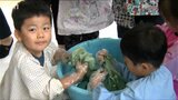 「“もみもみ”が楽しい。きれいな色になった」来春に閉園する幼稚園で親子が“藍染め” 「思い出に残るものを」|TBS NEWS DIG